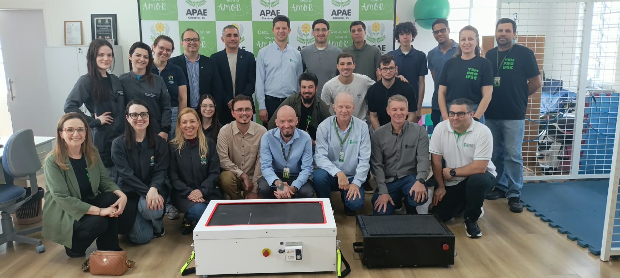 Alunos do IFSC entregam equipamentos desenvolvidos para crianças da APAE de Criciúma