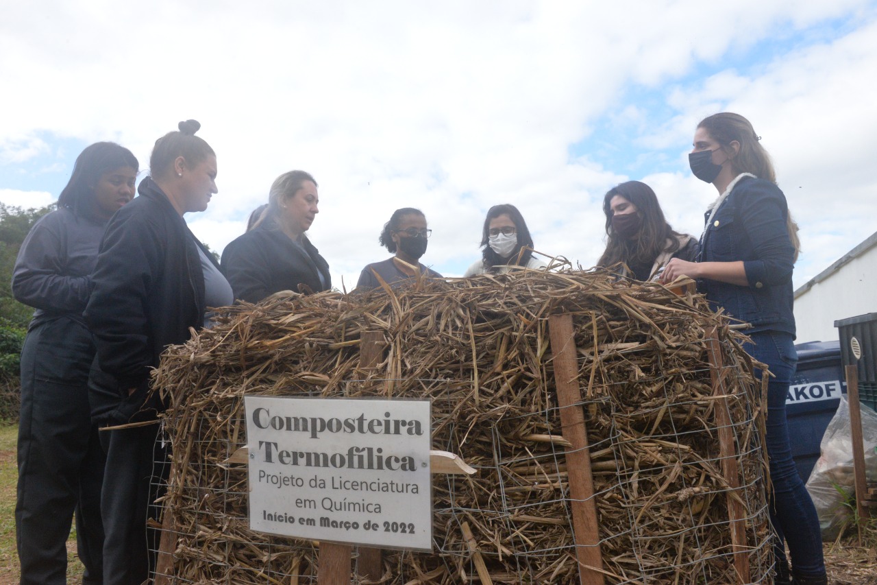 Colaboradoras que atuam na limpeza do Câmpus participaram de oficina sobre compostagem | Foto: Thaís Borges/IFSC