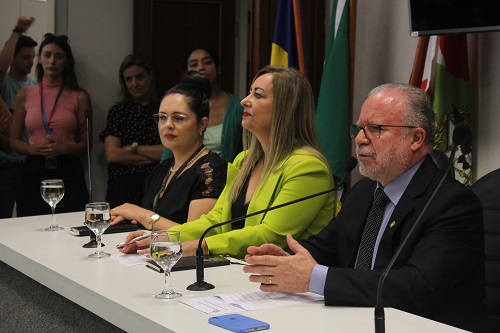 O reitor da UFSC, Irineu Manoel de Souza, aconselhou os estudantes a 