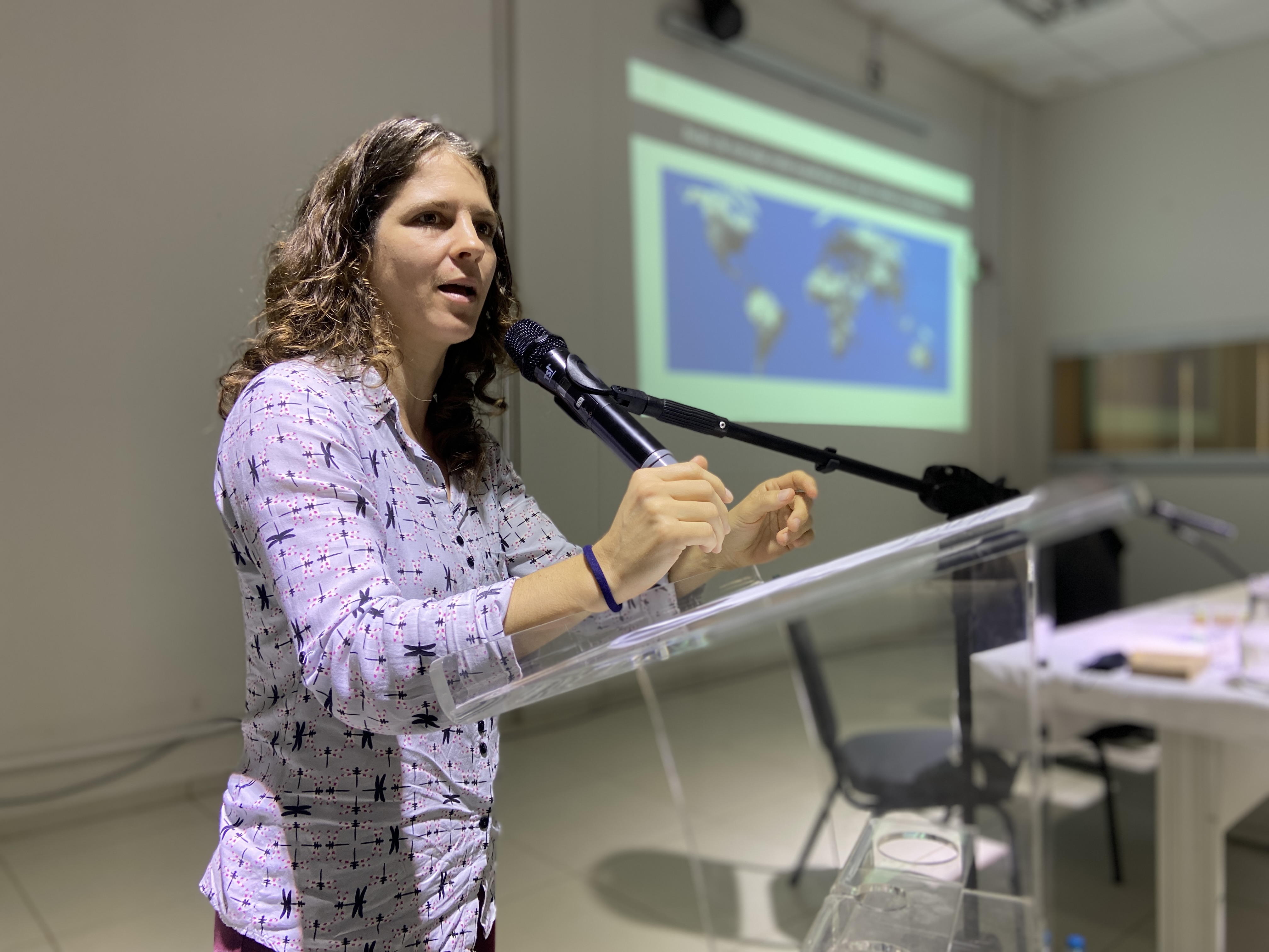 A bióloga Fernanda Zimmermann Teixeira apresentou os impactos ambientais causados pela construção de estradas
