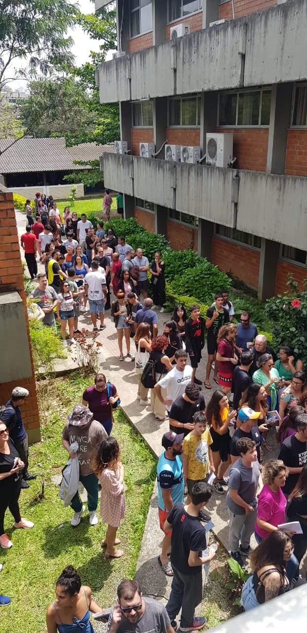 Estudantes e pais chegam para a prova no câmpus da UFSC, local de prova para candidatos do Câmpus Florianópolis