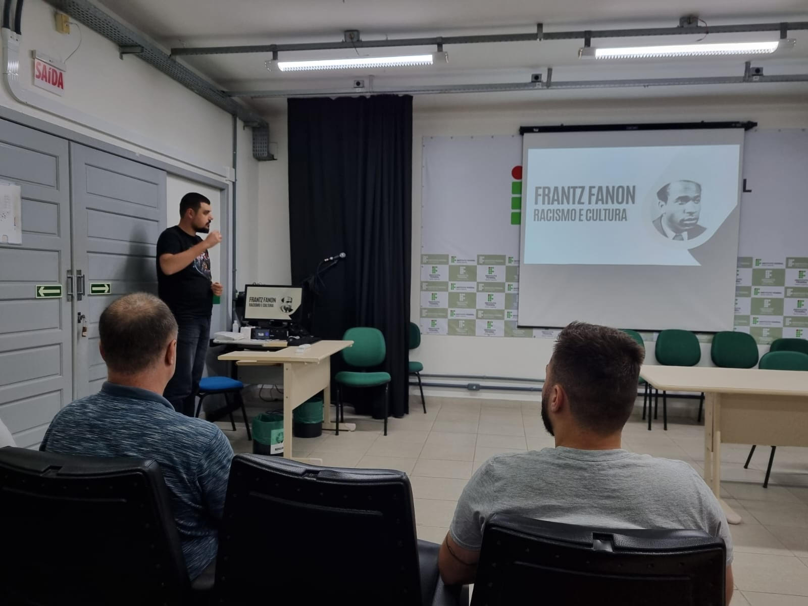 O assistente de alunos Rafael Seiz Paim, que é licenciado em história pela UFSC conduziu uma discussão sobre o texto 