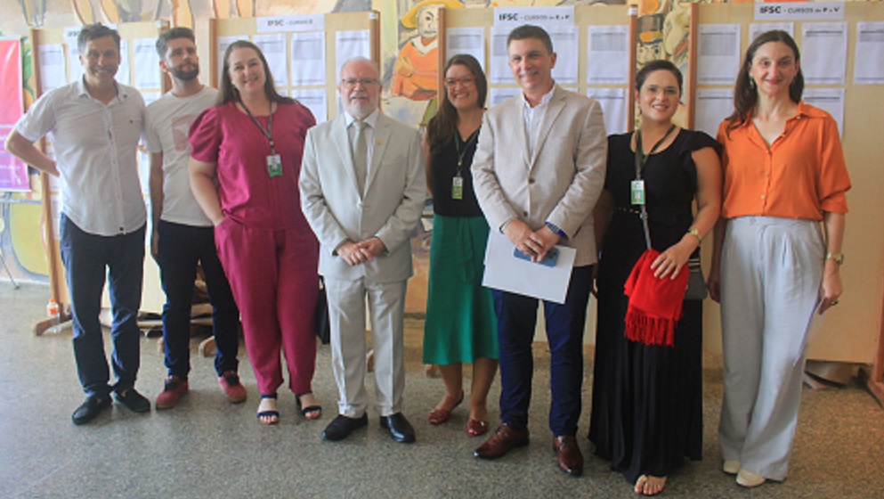 Representantes do IFSC, IFC e UFSC no hall da Reitoria da UFSC, onde estão expostas as listas impressas do Vestibular