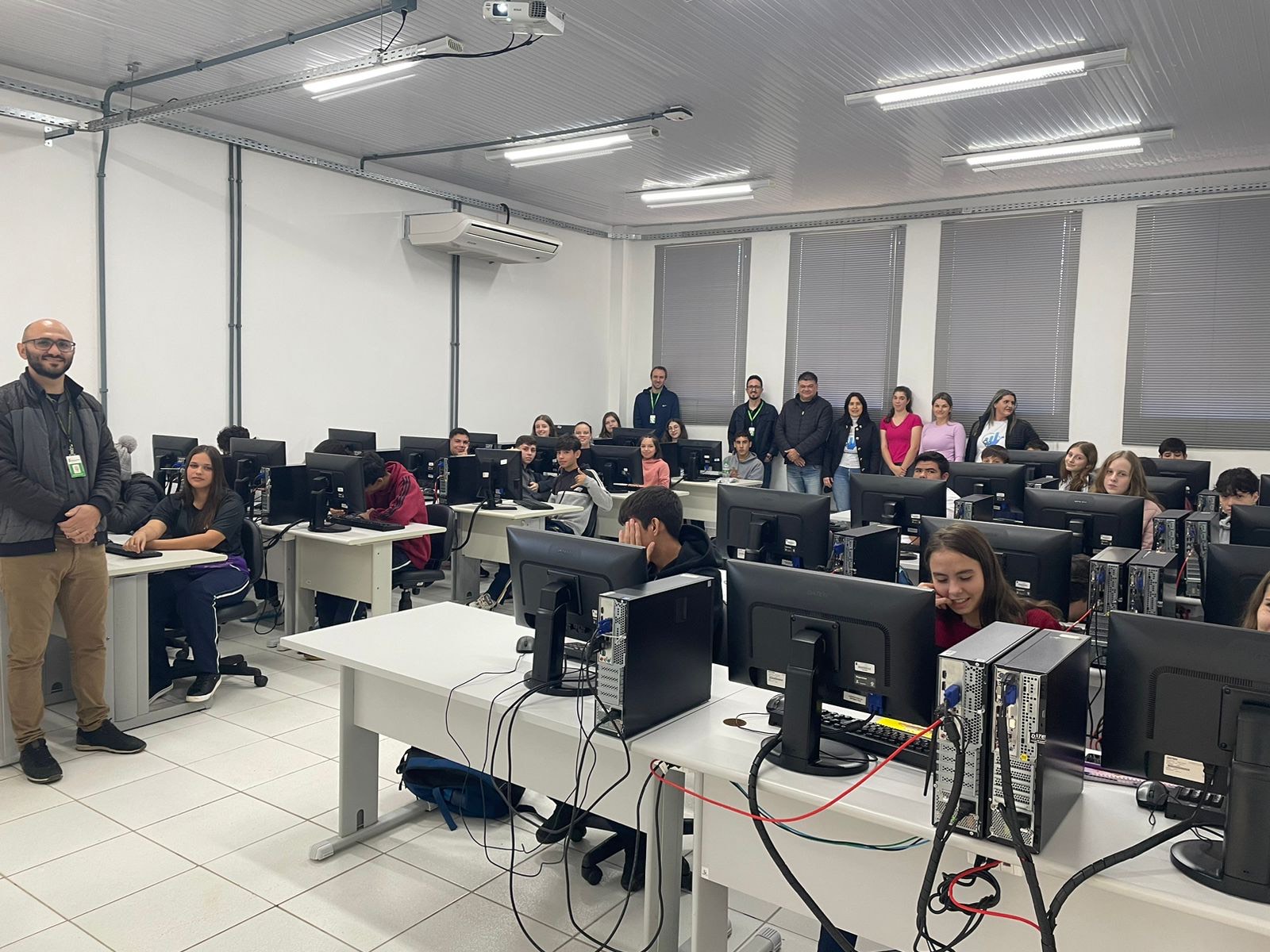 Estudantes dos 8º e 9º anos da rede municipal de ensino utilizando o espaço do IFSC para as oficinas