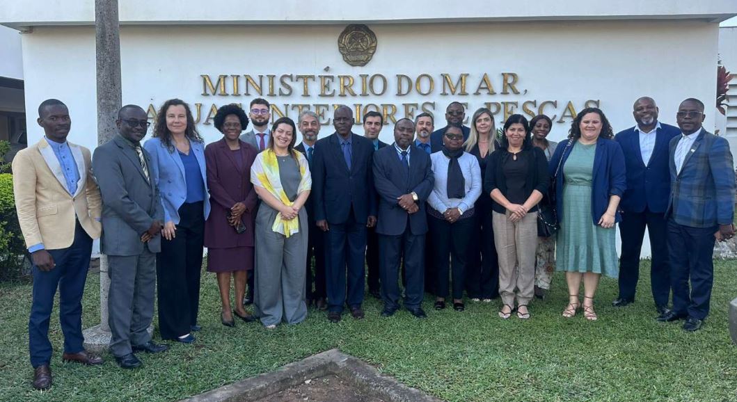 Delegação brasileira e representantes de Moçambique no Ministério do Mar, Águas Interiores e Pescas