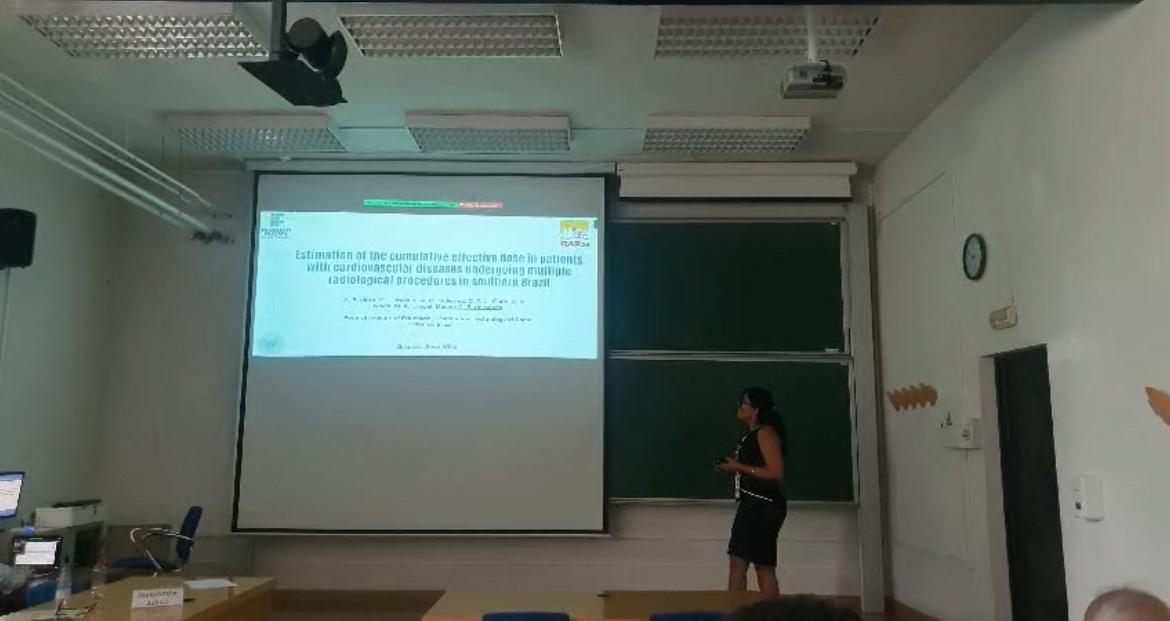 Professora apresentou um estudo sobre estimativa de dose acumulada de radiação em pacientes com doenças cardiovasculares submetidos a múltiplos procedimentos radiológicos no Sul do Brasil