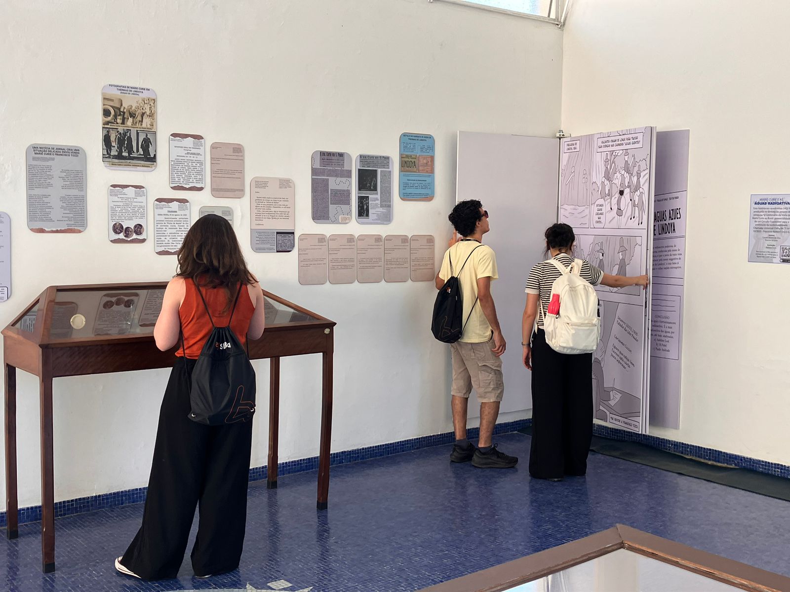 A história em quadrinhos foi impressa em formato grande e colocada na exposição (à direita na imagem) para acesso do público que visitou a exposição em Águas de Lindoia (SP)