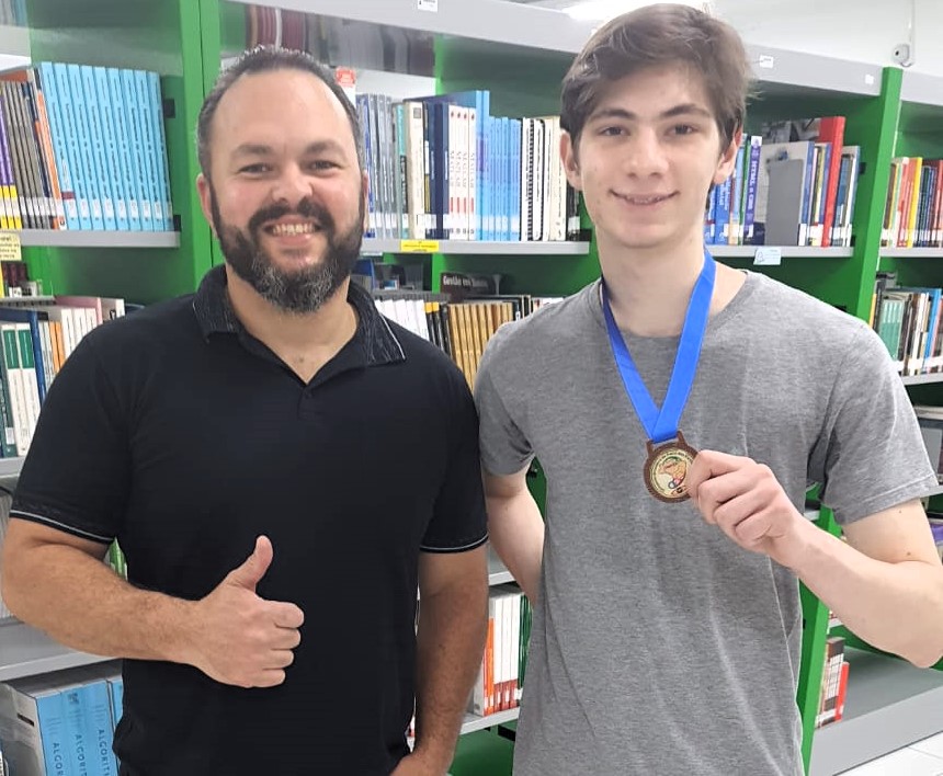 Professor Fernando com Vitor Stein, bronze estadual na Obfep.