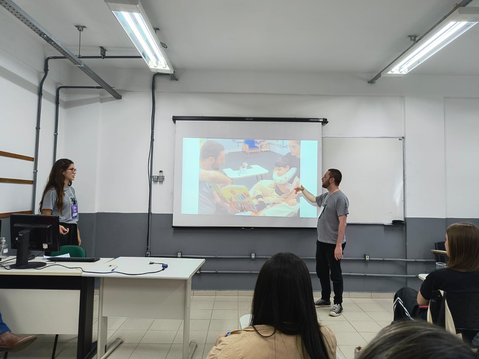 Estudantes apresentando trabalho