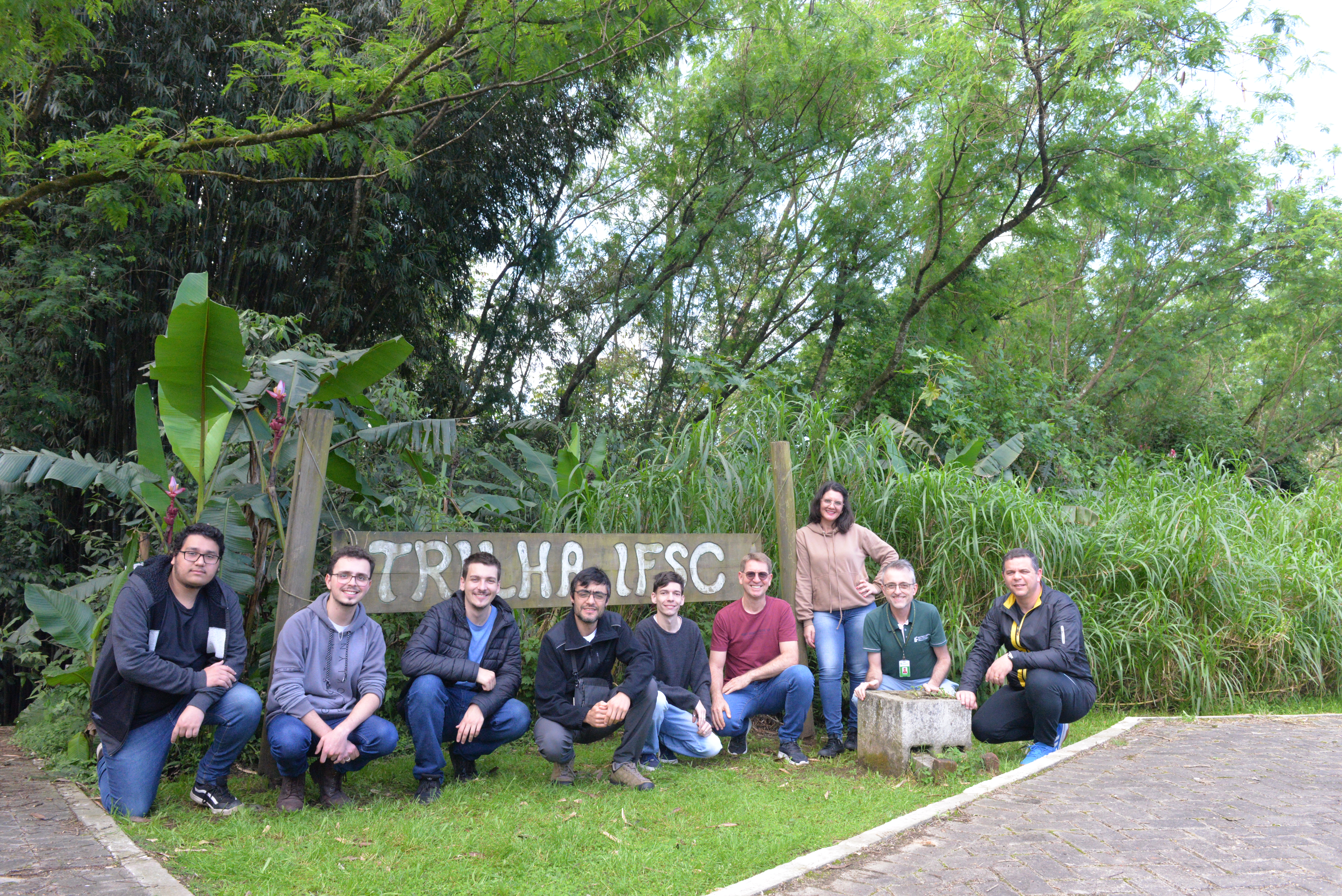 Estudantes e professores que atuam e atuaram na Trilha se reúnem para comemorar os 10 anos do projeto | Foto: Daniel Cassol/IFSC