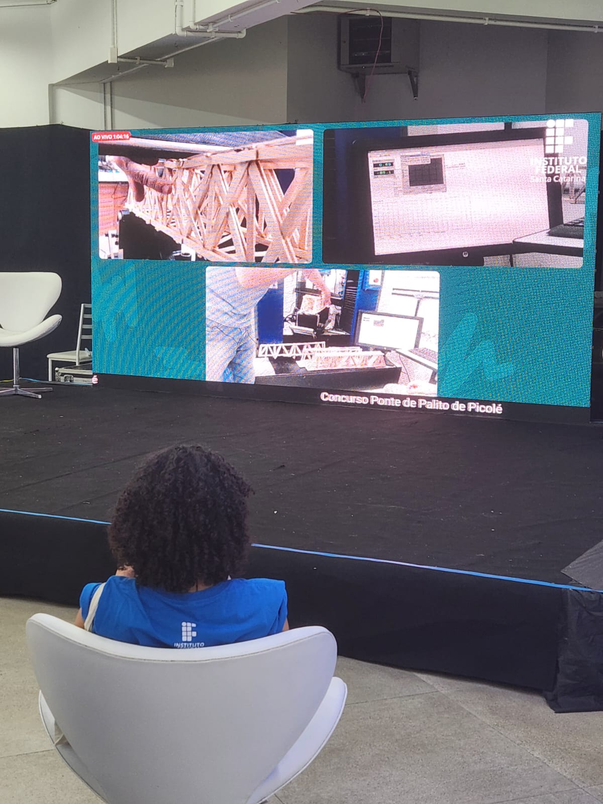 O concurso de pontes de palito de picolé teve transmissão ao vivo no hall de entrada do câmpus