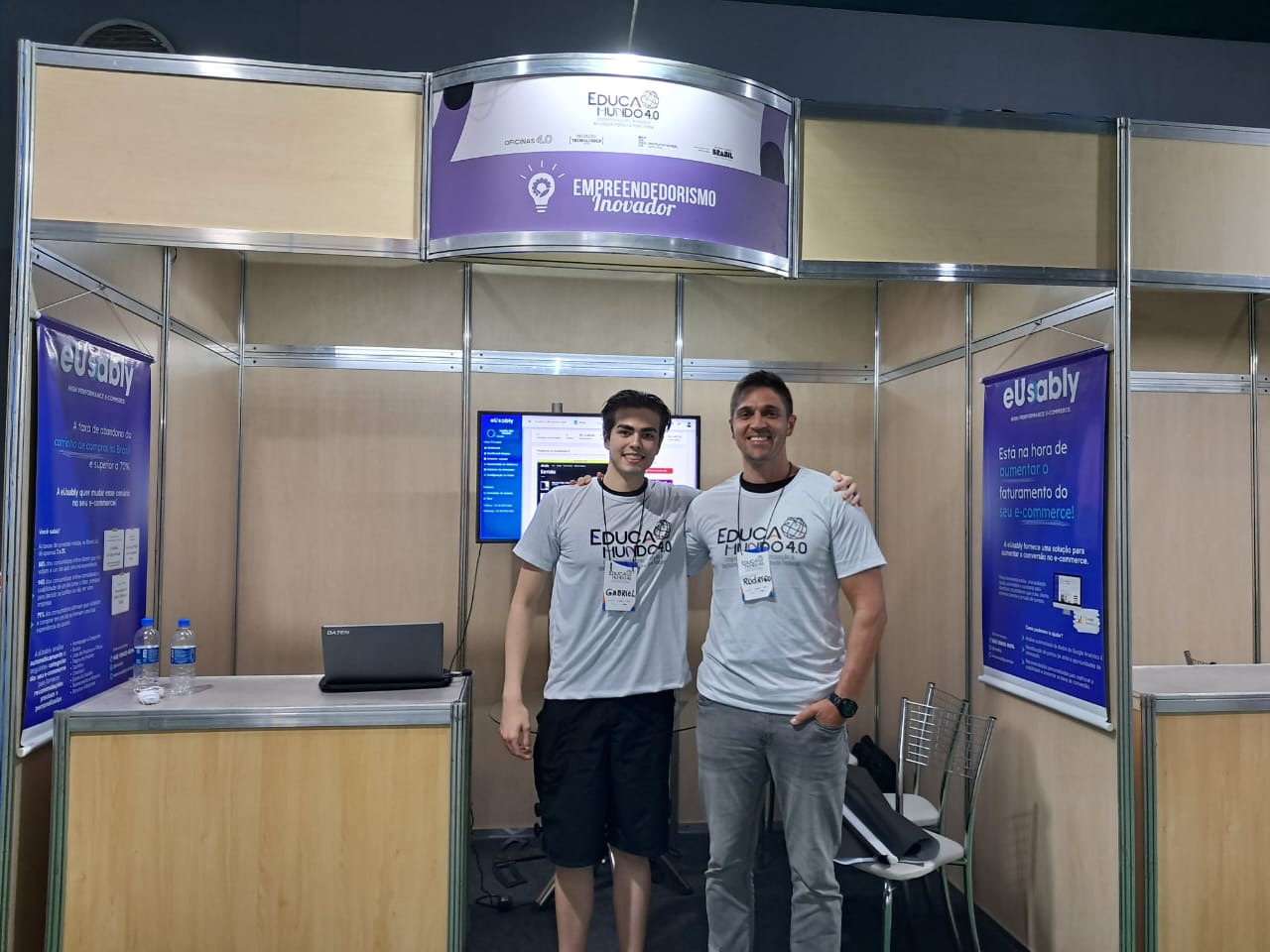 Gabriel e Rodrigo no stand do evento em Vitória, Espírito Santo