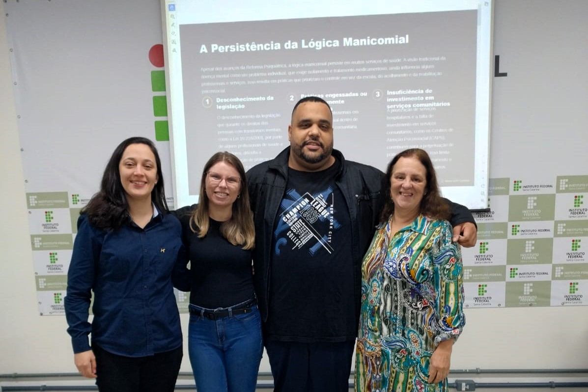 Psicóloga escolar Cristina e coordenador pedagógico Rapahel, ladeados pelas palestrantes da manhã: Ana Caroline Giacomini e Sandra Lúcia Vitorino