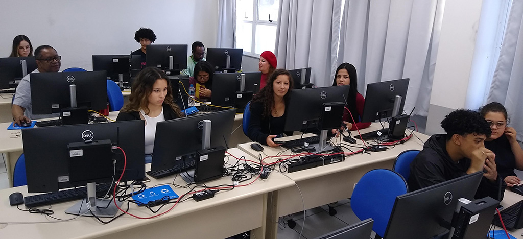 Equipe multicâmpus em atividade presencial de tabulação de dados