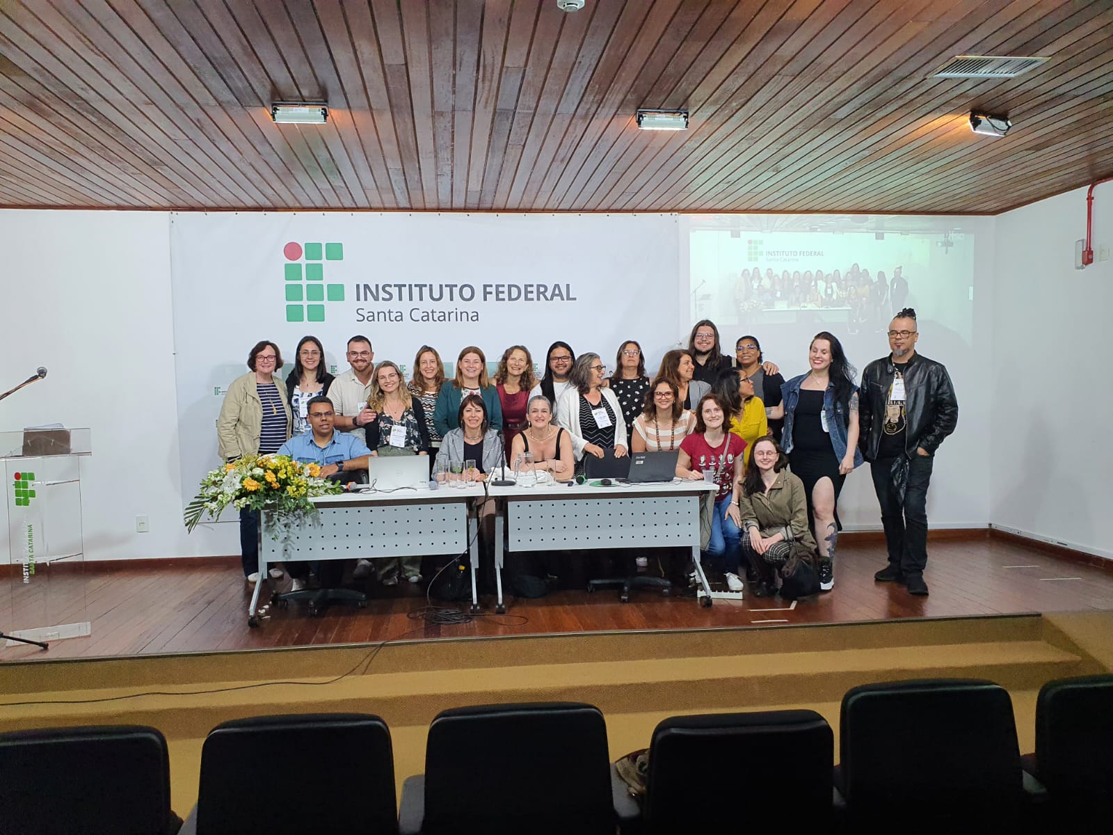 Linguista e influenciadora Jana Viscardi (no centro da mesa) fez a palestra de encerramento do III Fórum de Línguas