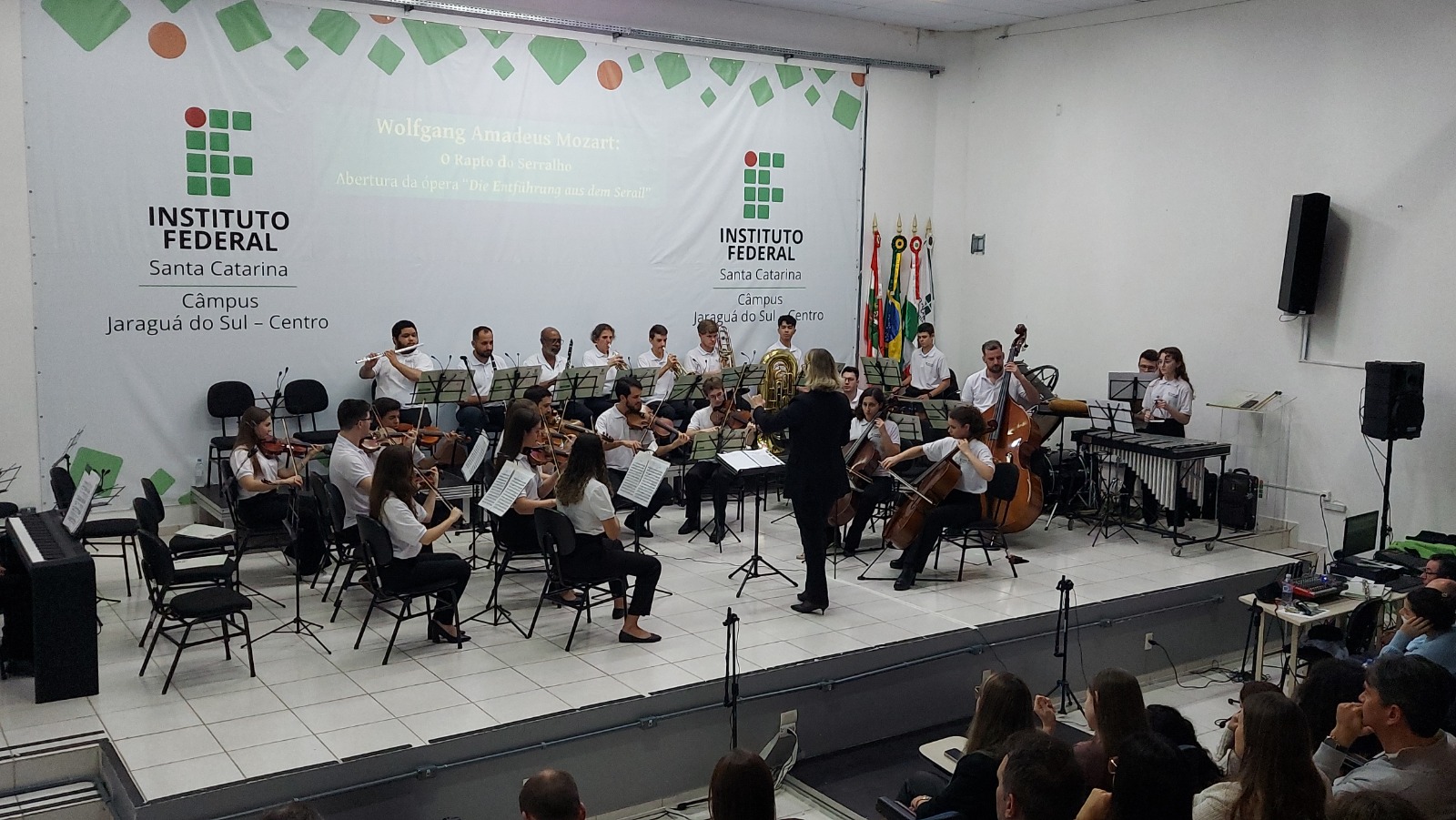 Orquestra Escola do Câmpus Jaraguá do Sul-Centro realiza seu primeiro concerto.