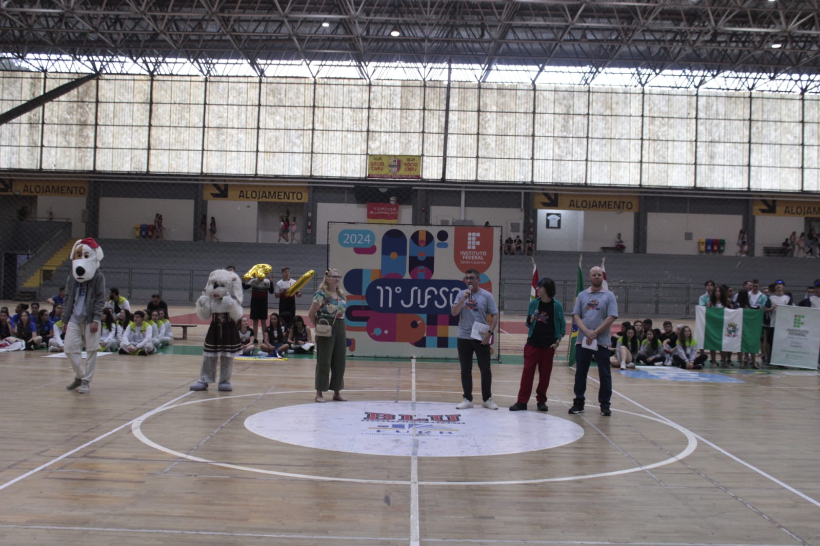 Reitor Maurício Gariba Júnior declara a abertura dos jogos | Foto: Maurílio da Rosa