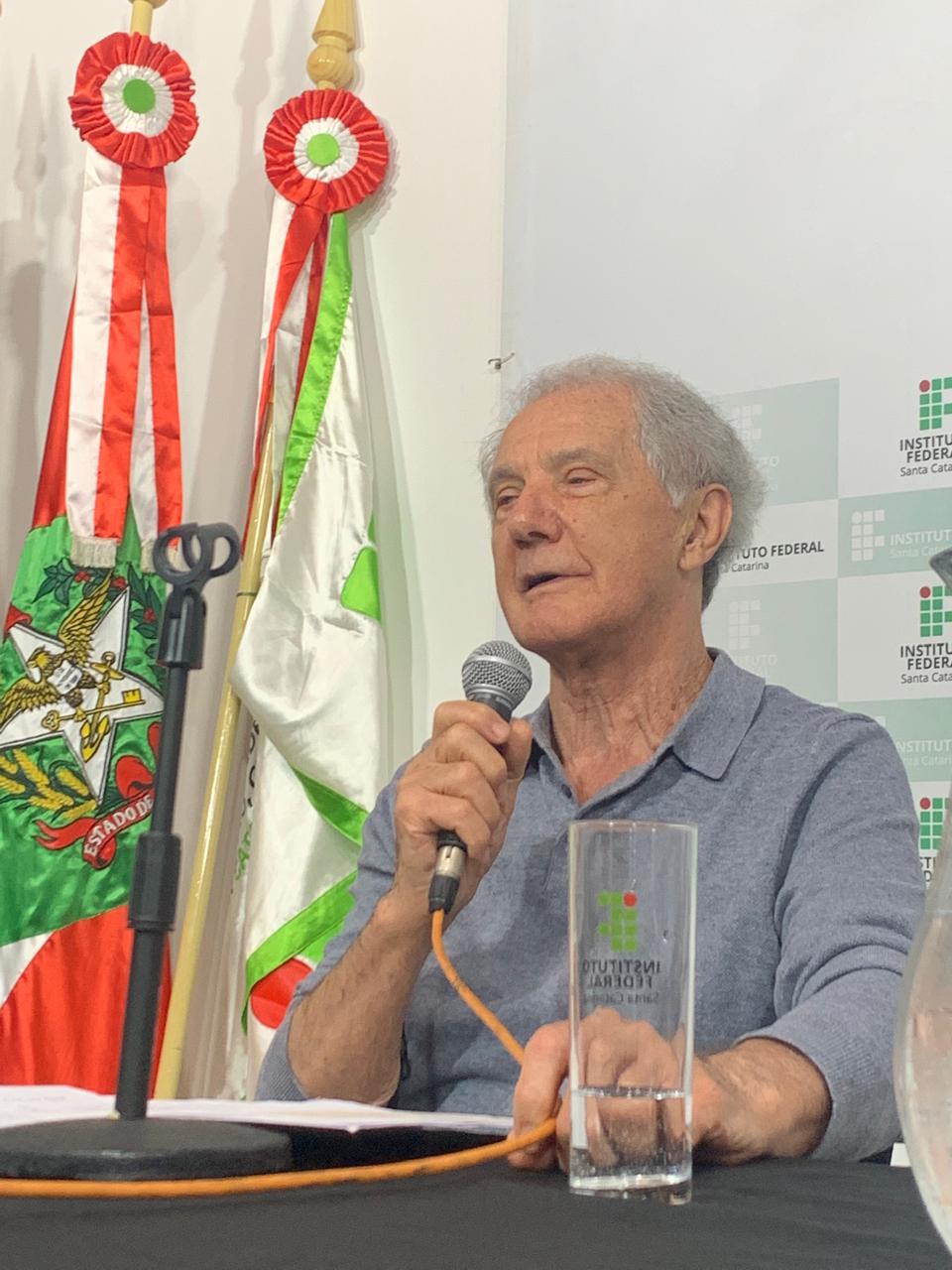 A abertura dos eventos contou com a palestra do professor Gaudêncio Frighotto com o tema “Juventudes que acessam os IFs: os desafios e ações na garantia do conhecimento e da não evasão”.