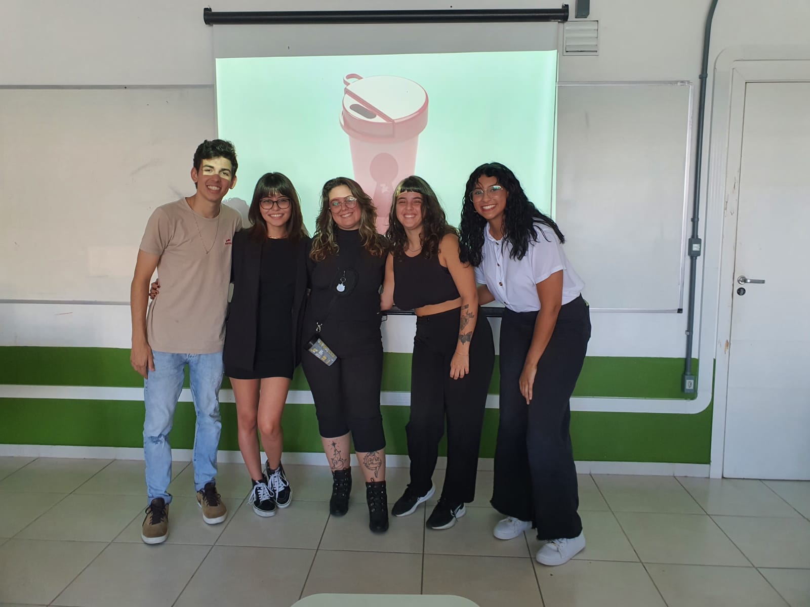 A equipe que desenvolveu o projeto Meu Copo Seguro: Vinícius Zambaldi, Sabrina Pereira Iamanaka, Aline Cidral de Carvalho, Maria Clara Ahmadi Oliveira e Larissa Queiros Rossignatti