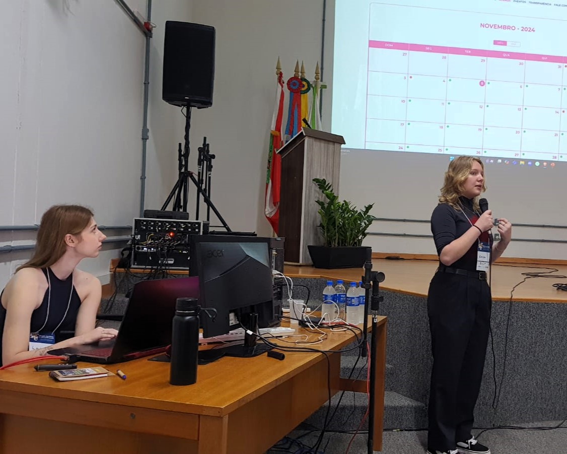 Apresentação do site pelas estudantes Érica Hanemann e Laisa do Nascimento