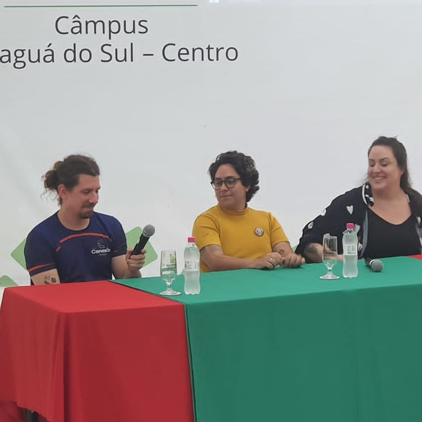 Mesa-redonda sobre identidade docente.