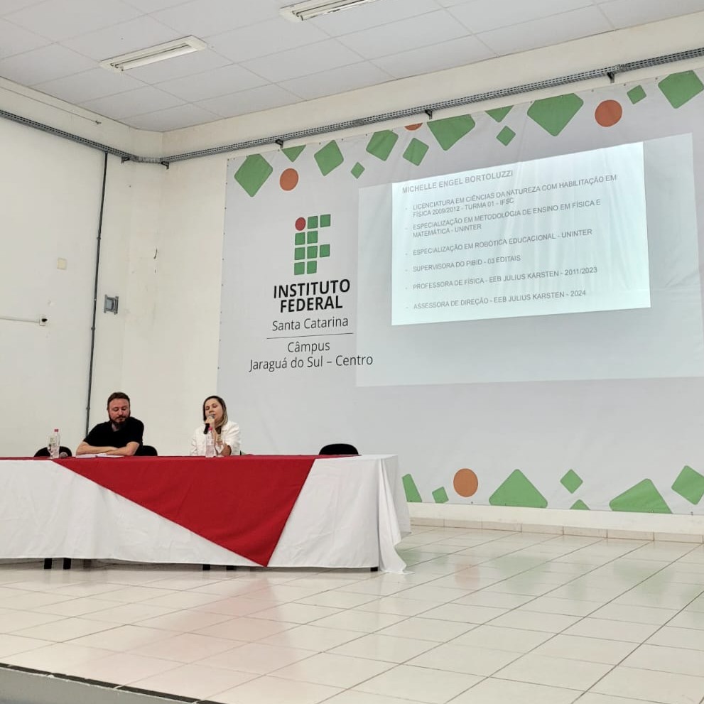 Mesa-redonda sobre gestão escolar na atualidade.