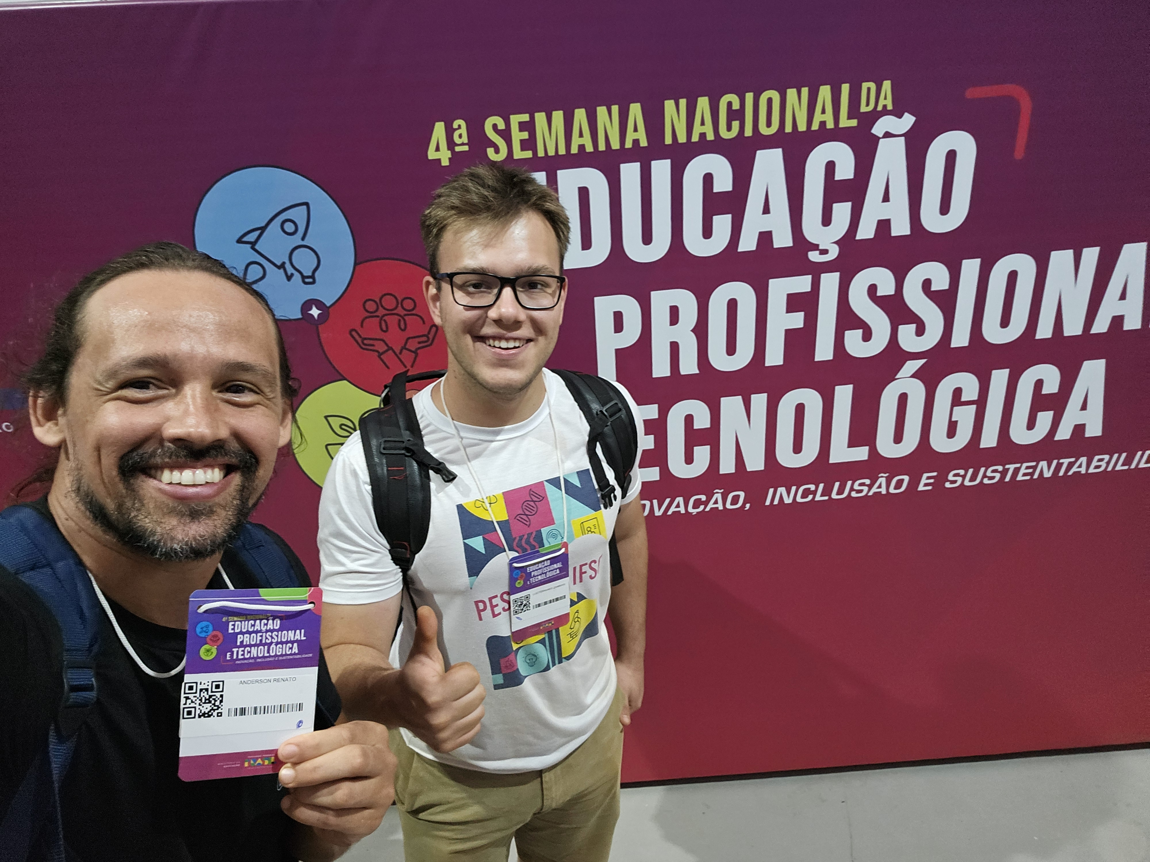 Luiz Fernando Trentin (à dir.), bolsista voluntário do projeto taipa de pilão, com o professor Anderson Wolenski na SNEPT