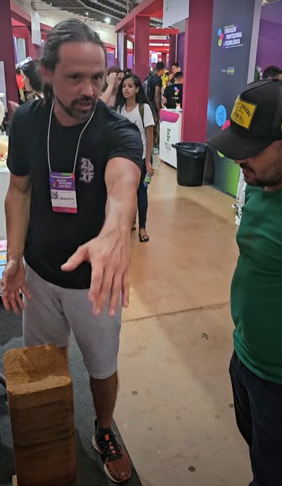 Professor Raphael Cessa (à dir.), do Câmpus Planaltina, visitou o estande do IFSC e conheceu a técnica da taipa de pilão com o professor Anderson Wolenski, do Câmpus São Carlos