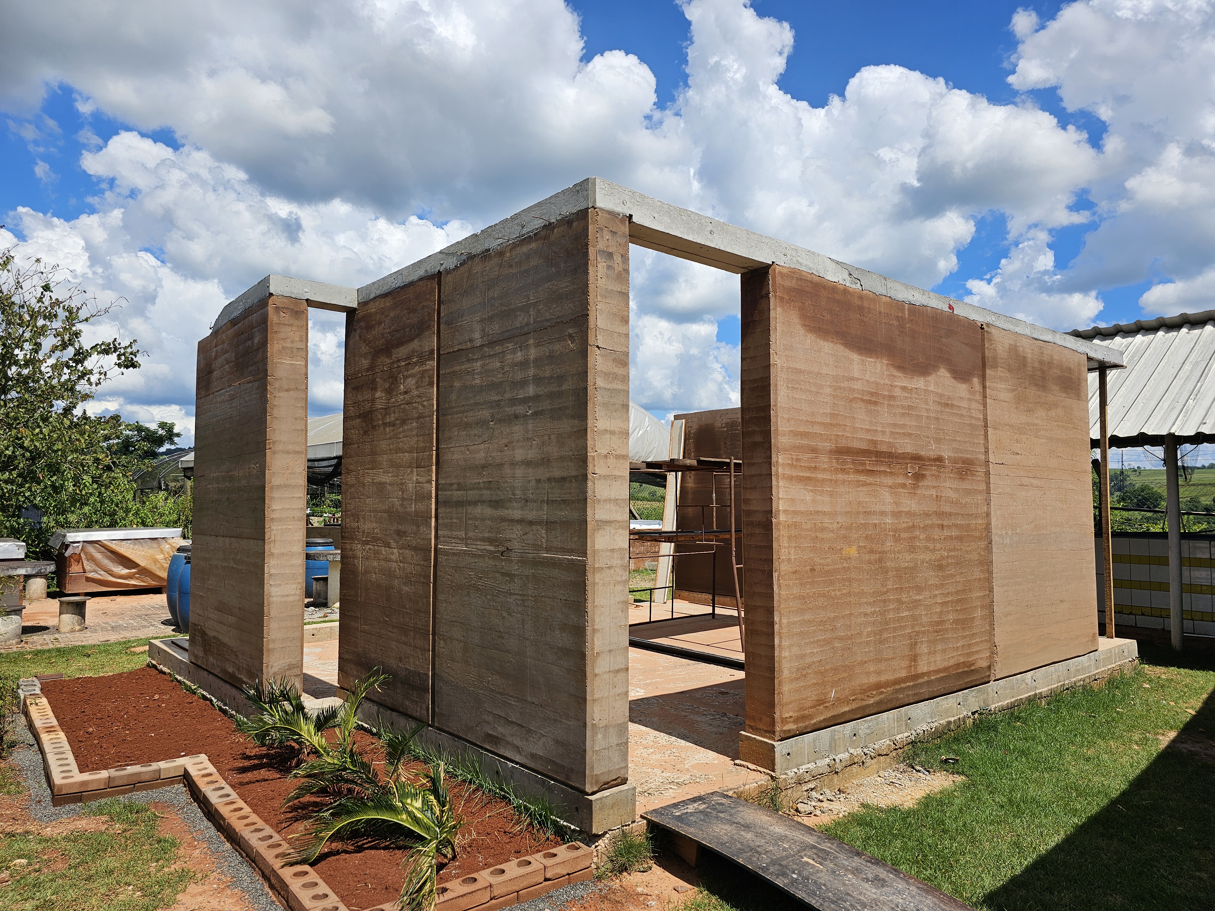 Andamento da obra da casa-laboratório em taipa de pilão, no Câmpus São Carlos