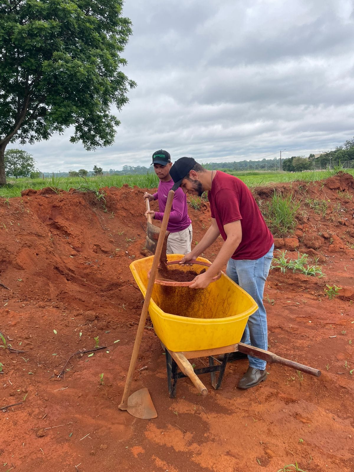 Estudantes do curso de Agronomia do IFB coletaram amostras de solo na fazenda experimental do Câmpus Planaltina