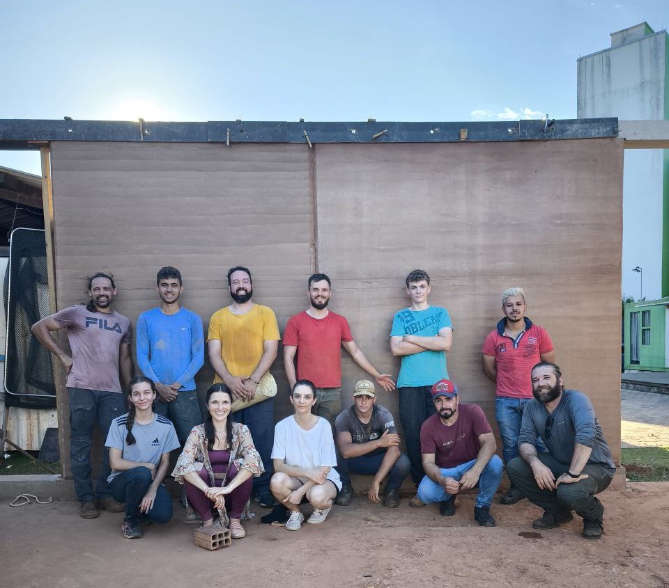 Equipe que participou de um dos mutirões para construção da casa-laboratório em taipa de pilão, no Câmpus São Carlos