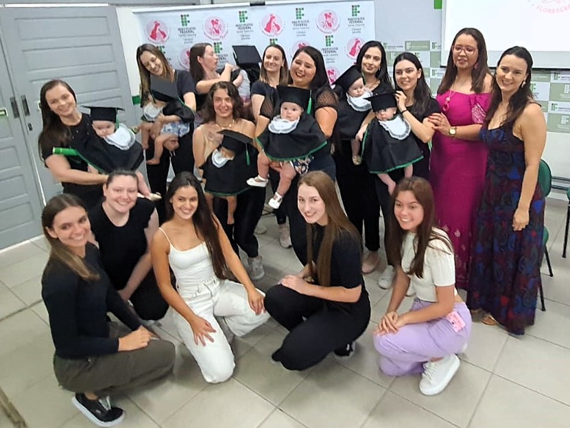 Mães, bebês e equipe do projeto Maternando Juntos