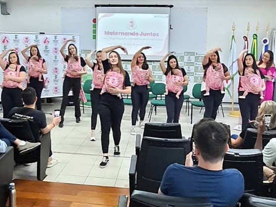 Apresentação de sling dance coreografada pela bolsista Nicole, à frente