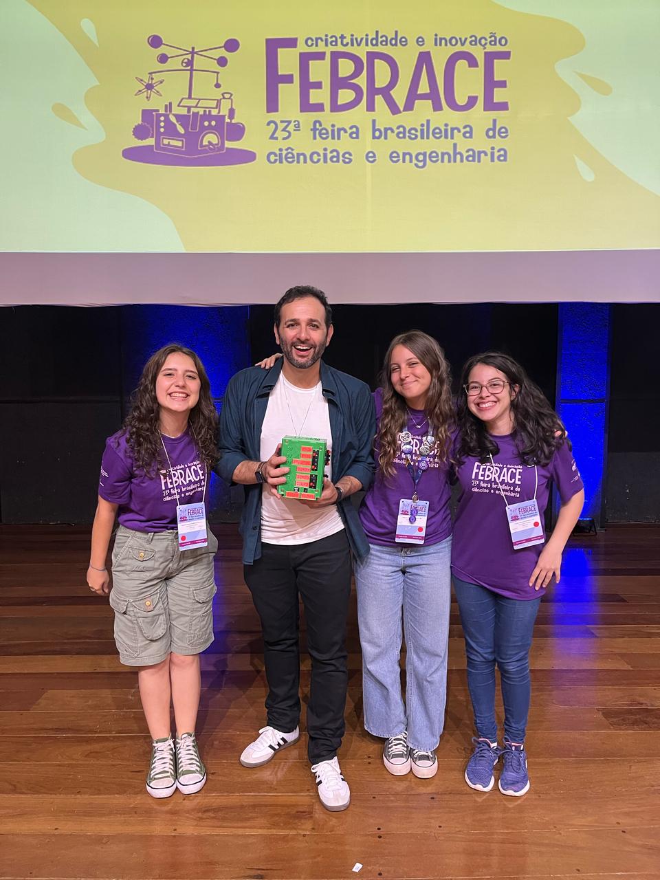 Karoline, Milena e Vitória com Iberê Thenório, co-fundador e apresentador do Manual do Mundo