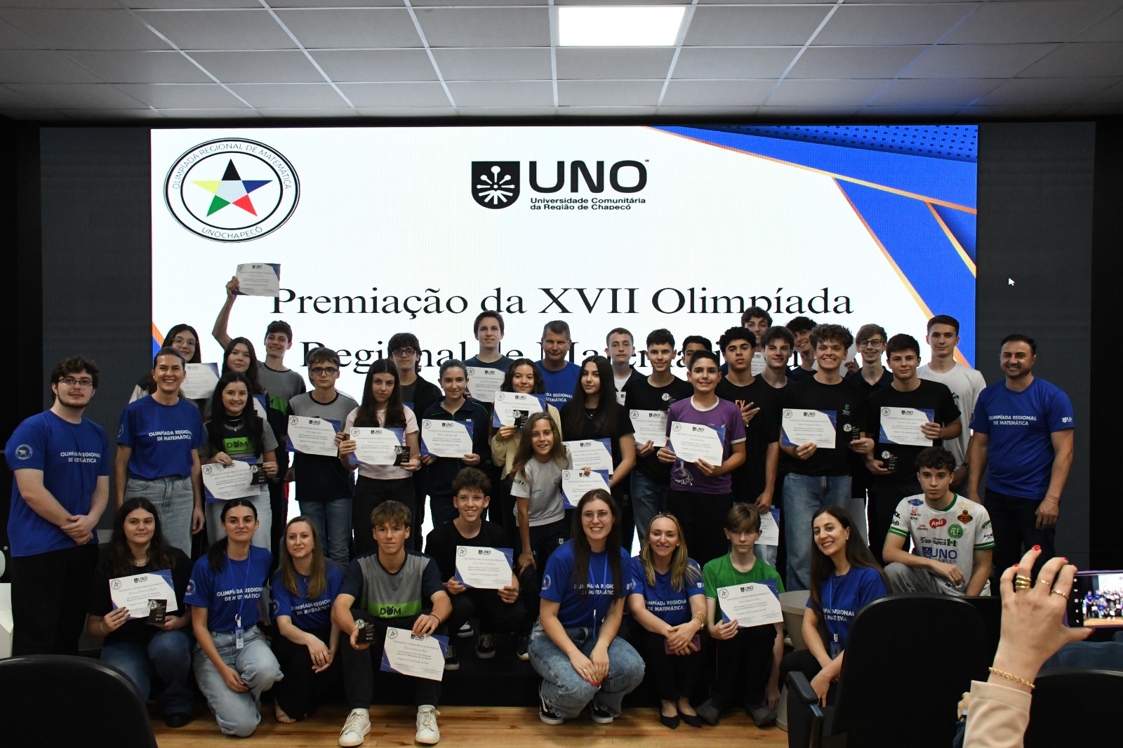 Premiados na Olimpíada recebendo medalhas e certificados