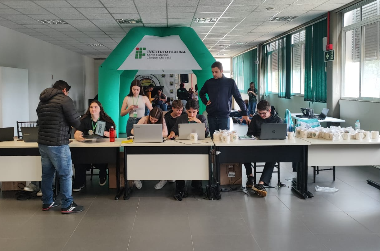 Professores e estudantes auxiliando no credenciamento e orientação aos participantes do evento