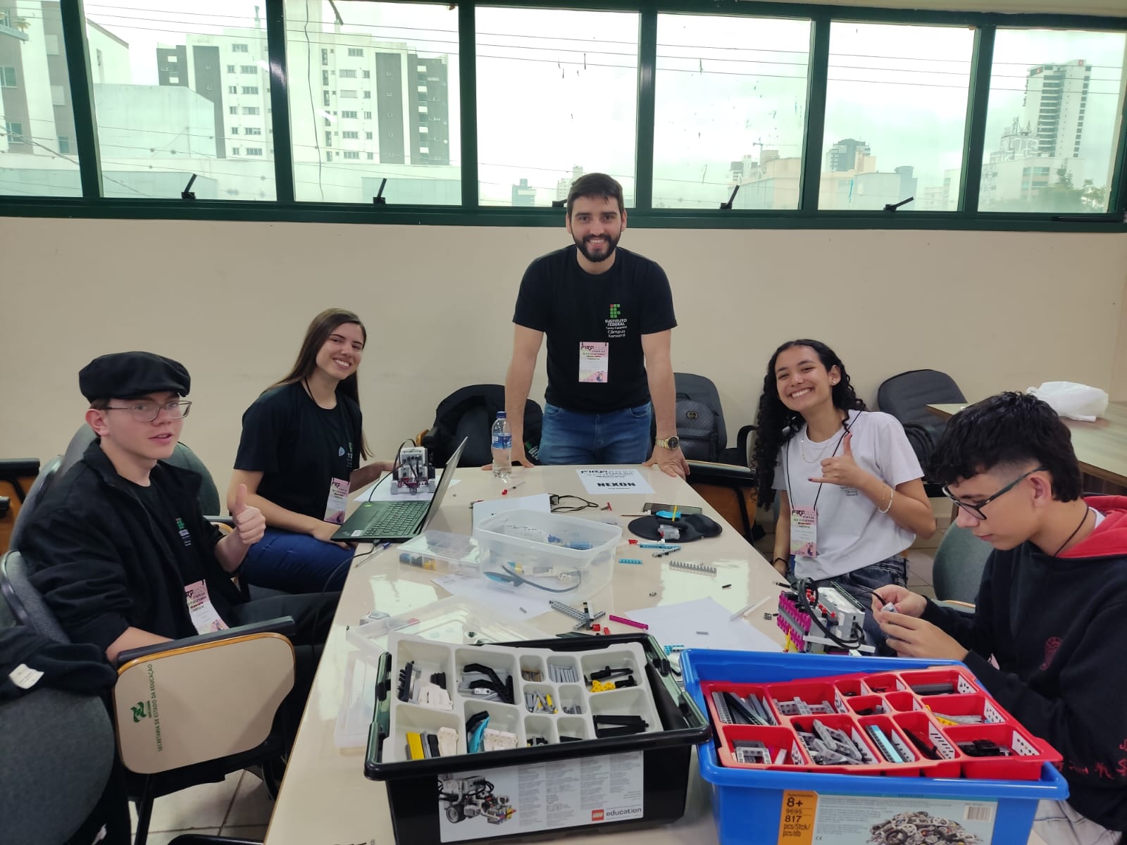 A equipe é formada pelo professor Thomas Lucas Irigoite Barroco, de Informática e Robótica do Campus Xanxerê, e pelos estudantes Bianca Tessaro Coppini, Gabriele Aparecida Kraminski, Victor Luiz Pereira da Silva e João Victor Pertile, todos do curso Técnico Integrado em Informática.