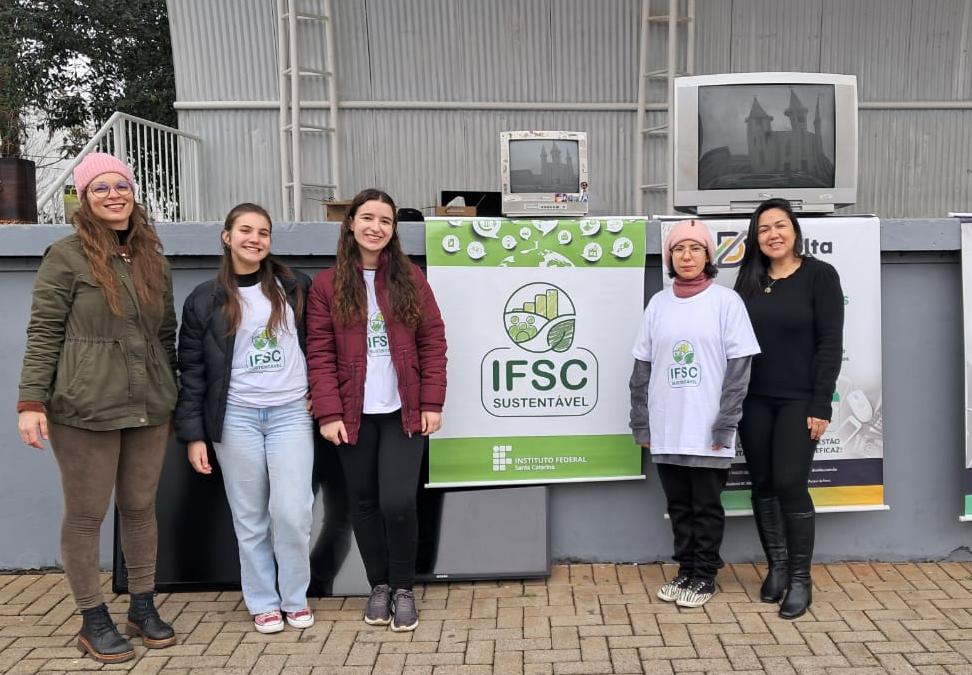 Servidores e estudantes do Câmpus Xanxerê do IFSC participaram da campanha Recicla Xanxerê, realizada no sábado, 6 de setembro, na Praça Tiradentes.