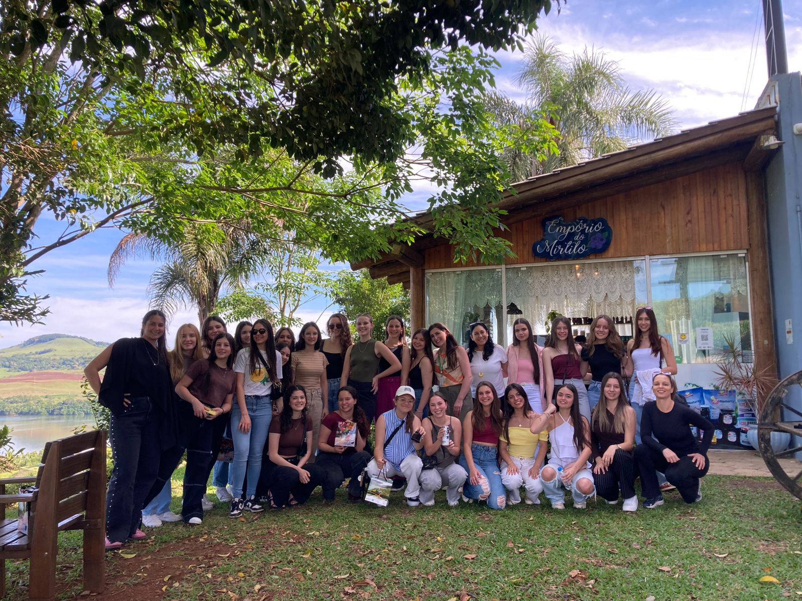 Como premiação, os estudantes participaram de um dia especial de visitas técnicas e experiências práticas