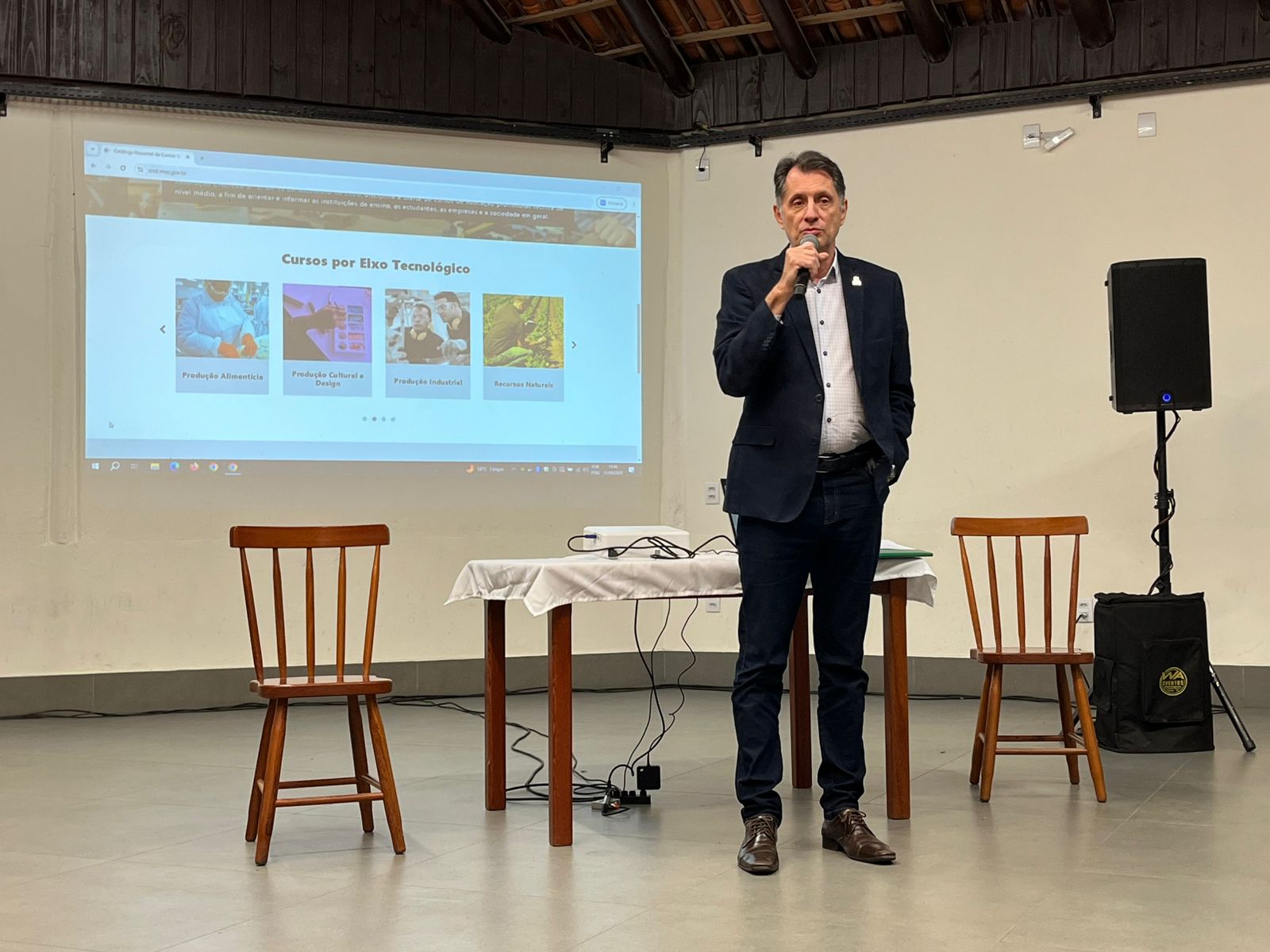 O encontro discutiu os eixos tecnológicos e a oferta de cursos em curto, médio e longo prazos no Câmpus Tijucas. Foto: Divulgação