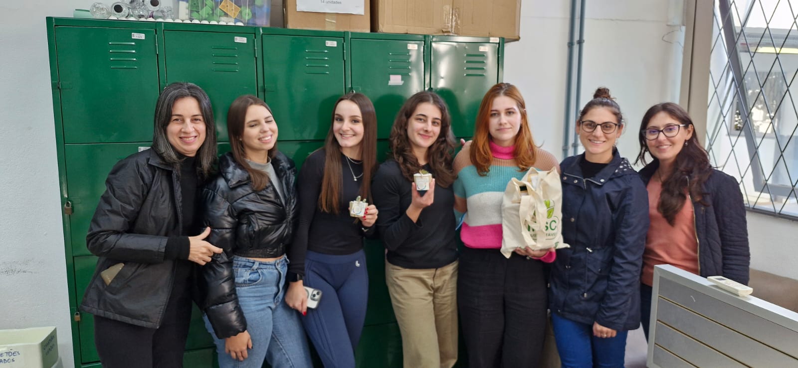 Entrega de cesta com produtos sustentáveis (prêmio para a participação no desafio do Instagram do IFSC Sustentável).