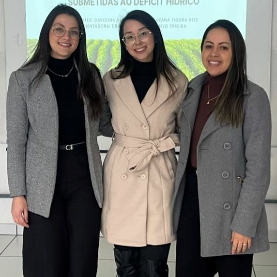 As estudantes Suzana Figura Reis e Carolina Glinski Fiorin e a professora Laís Fernanda Melo Pereira, do curso de Agronomia, vão apresentar o projeto na Semana Nacional