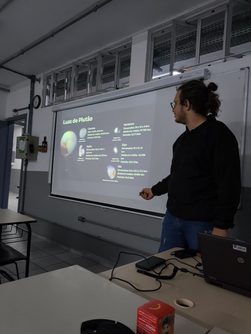 Apresentações e debates em sala de aula também fazem parte da programação do GEA.