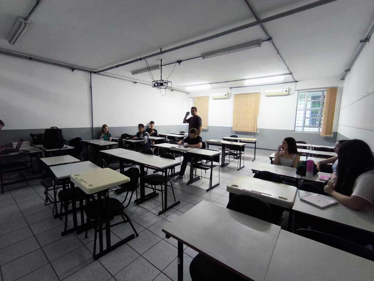 Apresentações e debates em sala de aula também fazem parte da programação do GEA.