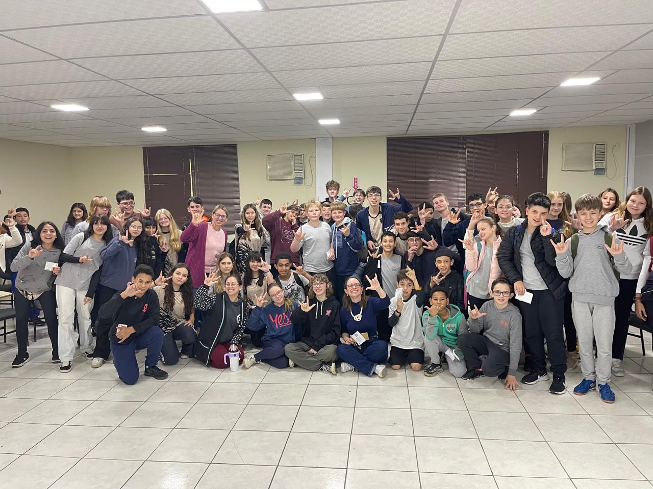 Professora de Libras do IFSC Centro apresentou a Libras a estudantes do 5º ao 9º ano em Massaranduba.
