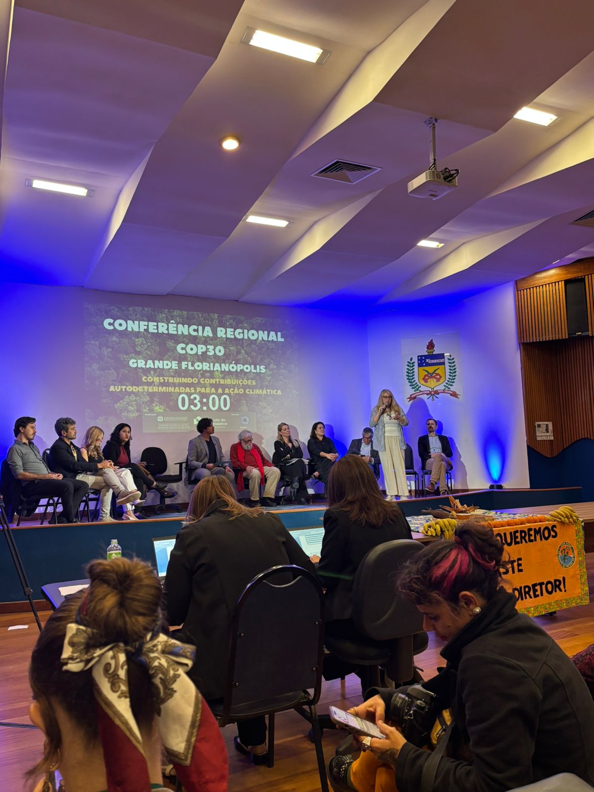 Diretora executiva Ana Paula em evento sobre a COP30 na UFSC