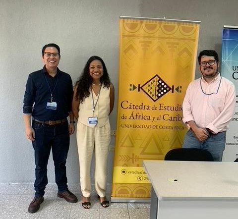 A professora Juliani com os os professores José Andres Fernandez Montes e Guilhermo Antonio Navarro, da Cátedra de Estudos de África e Caribe