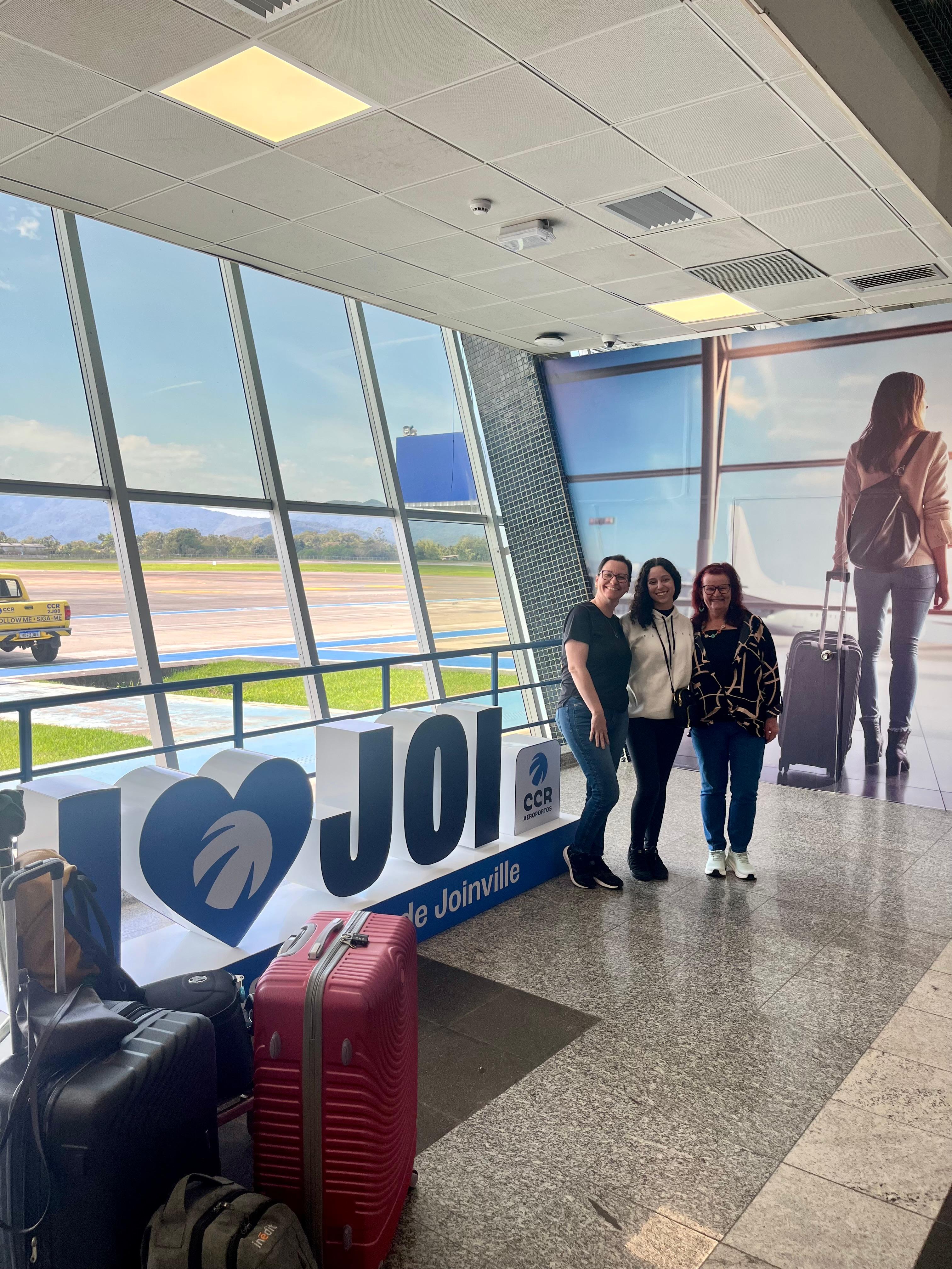Na foto tirada no aeroporto de Joinville, da esquerda para a direita: Joice (mãe), Letícia e Clarinda (tia).