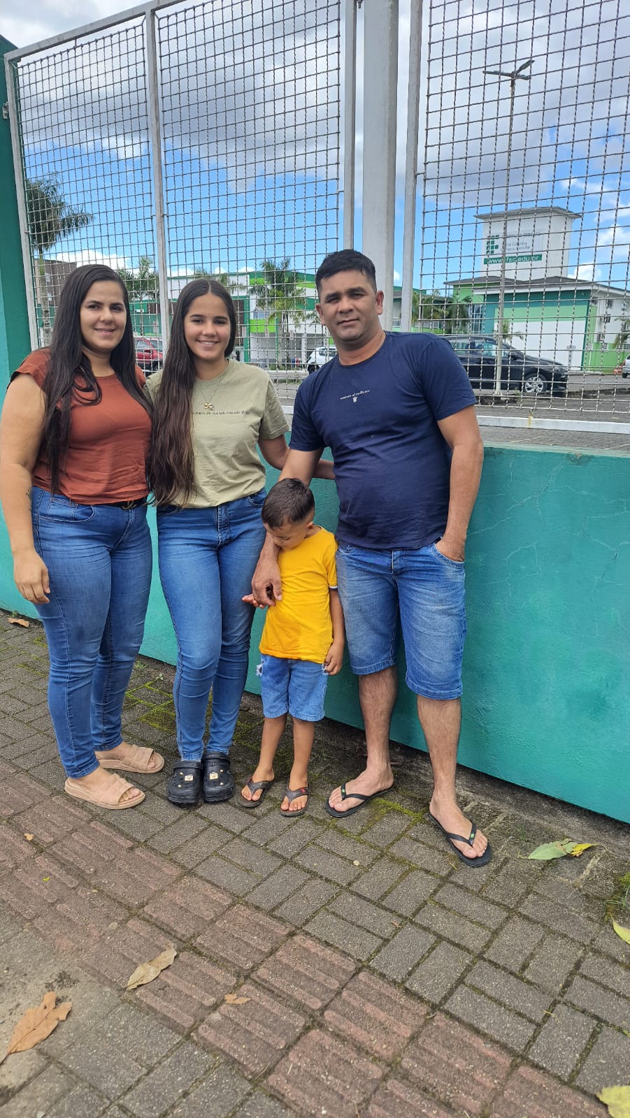 Emilly Vitória da Silva chegou cedo com a família ao Câmpus Joinville para fazer a prova.&nbsp;