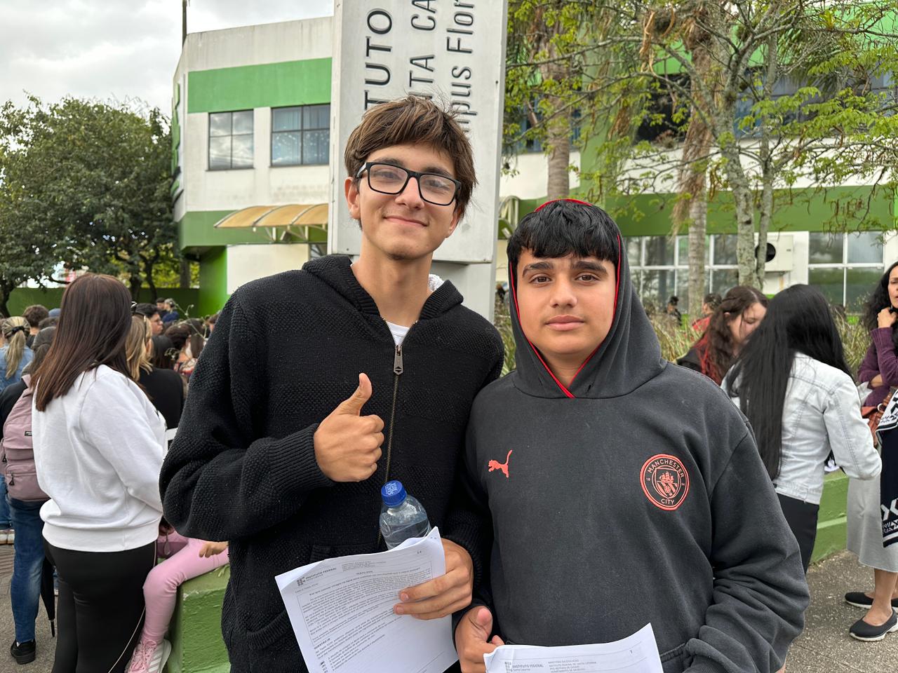 Pedro Oliveira (de moletom preto), de 17 anos, foi um dos candidatos que fizeram a prova no Câmpus Florianópolis.